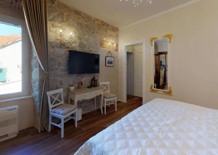 Chrysanta Apartment