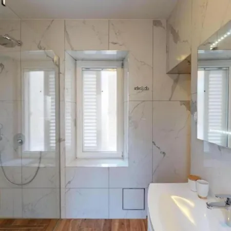 Chrysanta 스플리트