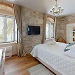 Chrysanta Apartment Split