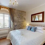 Chrysanta Apartment *