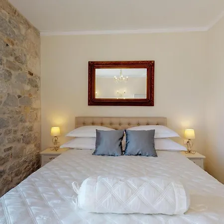 Chrysanta Apartment