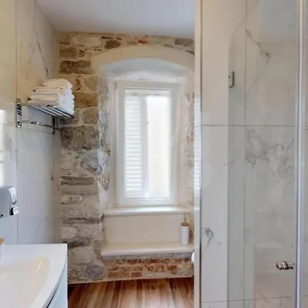 Chrysanta Apartment Split