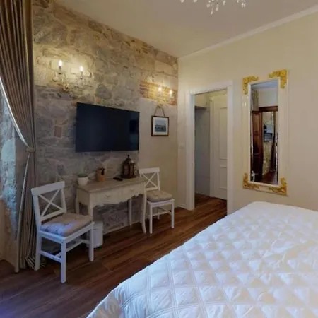 Chrysanta Apartment
